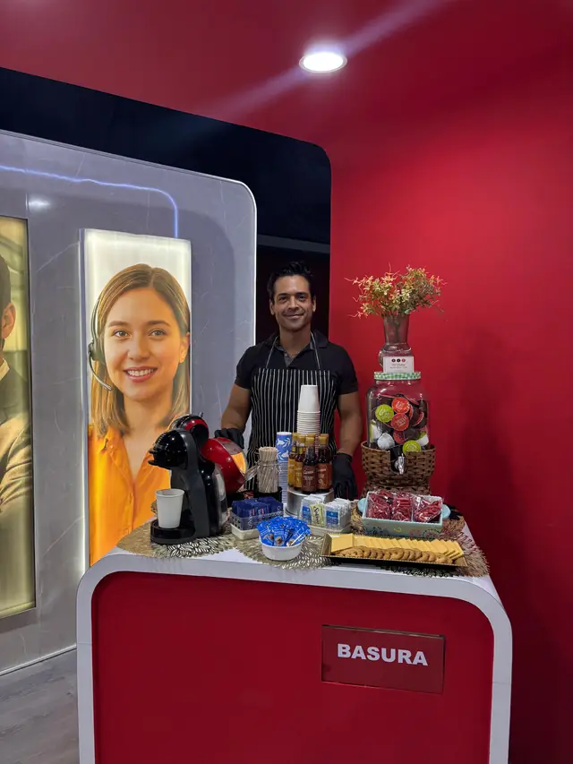 Estación de coffee break de El Deleite en el stand de Banorte durante una convención en el Tec de Monterrey