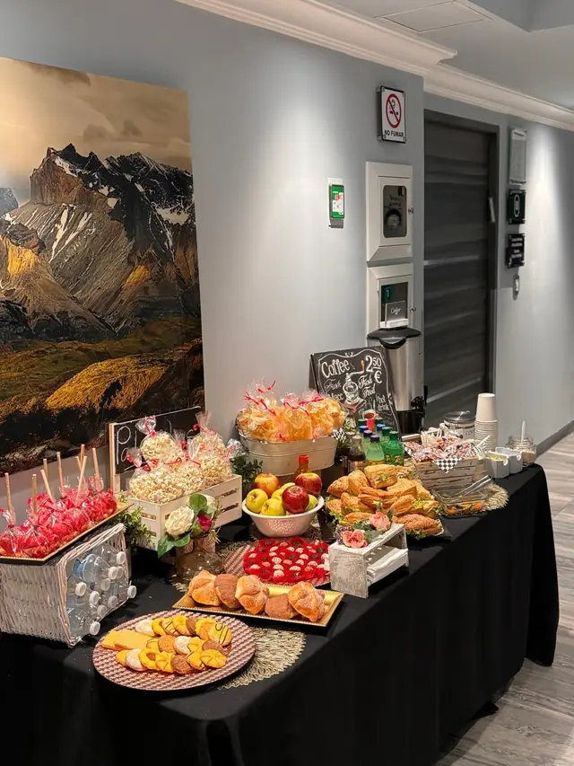 Mesa de coffee break con fruta, bocadillos y postres para un curso en la Ciudad de México