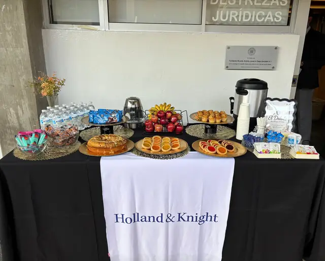 Coffee ejecutivo con mantel de Holland & Knight en la Universidad de Monterrey
