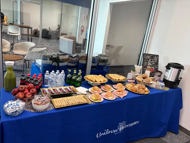 Coffee ejecutivo con mantel de Unilever Monterrey en una sala de juntas