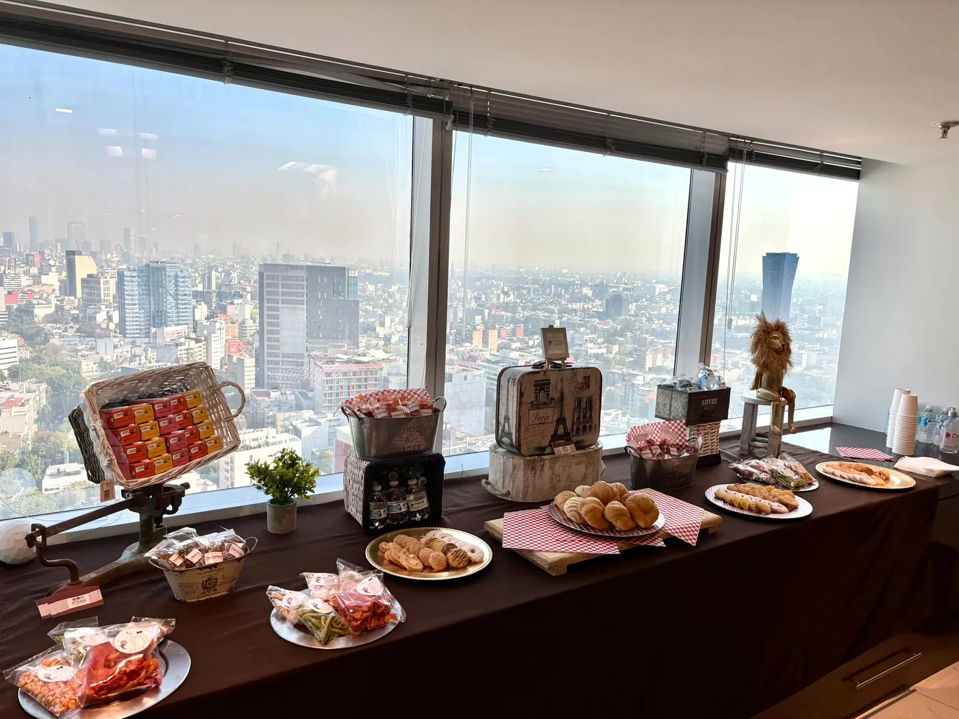 Coffee break corporativo con vista panorámica a la ciudad
